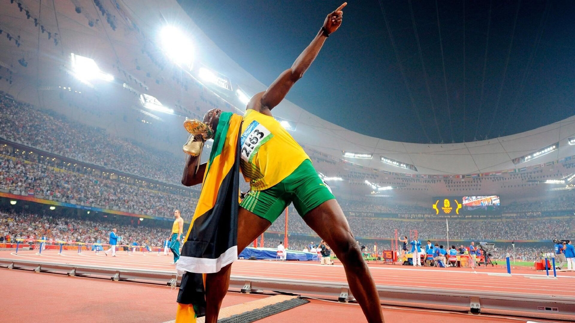 金牌足球赛事在亚洲盛大举行，掀起足球热潮，足球金牌是纯金的吗